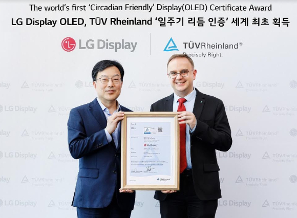 마곡 사이언스파크 LG디스플레이 연구동에서 열린 일주기 리듬 인증서 수여식에서 티유브이 라인란드(TUV Rheinland) 전자제품 인증 부문 글로벌 최고 책임자 프랭크 홀즈만이 LG디스플레이 최고기술책임자(CTO) 윤수영 부사장(좌측)에게 인증서를 수여하고 있다. [사진=LG디스플레이 ]