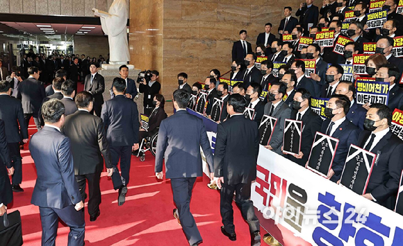 이재명 대통령이 4일 2026년도 정부 예산안에 대한 시정연설을 하기 위해 서울 여의도 국회를 방문해 국민의힘 의원들의 피켓시위를 받으며 환담장으로 향하고 있다. [사진=국회사진기자단]