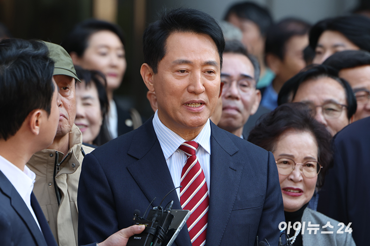 명태균 여론조사비 대납 의혹으로 재판에 넘겨진 오세훈 서울시장이 23일 오후 서울 서초구 서울고등법원에서 열린 정치자금법 위반 혐의 항소심 선고기일에서 무죄 판결을 받고 관련 입장을 밝히고 있다. [사진=곽영래 기자]