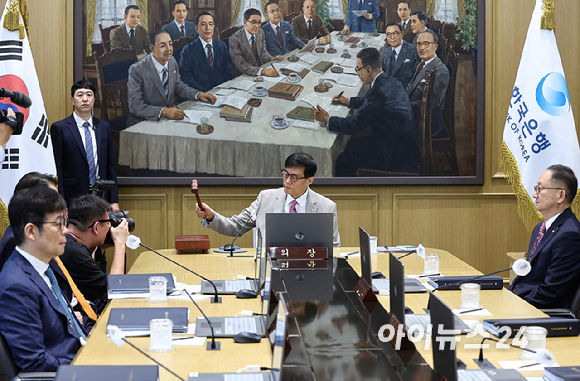 이창용 한국은행 총재가 10일 서울 중구 한국은행에서 열린 금융통화위원회에 참석하고 있다. [사진=사진공동취재단]