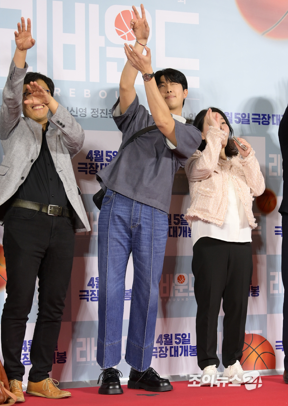 김상욱-방탄소년단(BTS) RM-박지선이 3일 오후 서울 용산구 CGV 용산아이파크몰에서 열린 영화 '리바운드' VIP 시사회에 참석해 포토타임을 갖고 있다. [사진=정소희 기자]