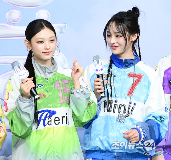 그룹 뉴진스 해린과 민지가 21일 오후 인천광역시 중구 A리조트에서 열린 '2024 SBS 가요대전 썸머' 블루카펫 행사에 참석하고 있다. [사진=정소희 기자]