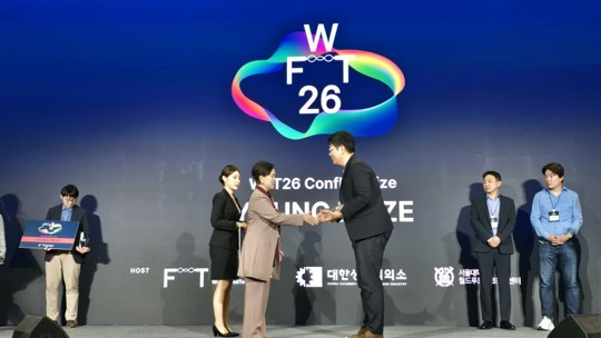 김민규 만다린로보틱스 대표가 지난 9일 경기도 일산 킨텍스에서 열린 월드푸드테크 2026 행사에서 표창장을 전달받고 있다. [사진=만다린로보틱스]