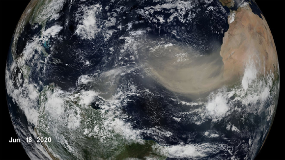사하라 먼지 폭풍은 대서양을 건너 남미에까지 영향을 미친다. [사진=NOAA]