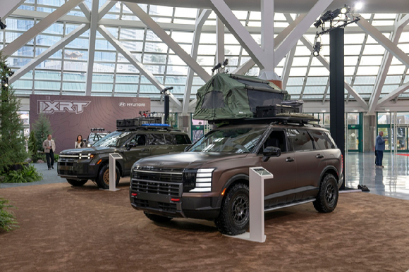 이상엽 현대제네시스글로벌디자인담당 부사장이 20일(현지시각) 미국 LA 컨벤션 센터(Los Angeles Convention Center)에서 열린 '2025 LA 오토쇼'에서 '크레이터'를 소개하고 있다. [사진=현대자동차]