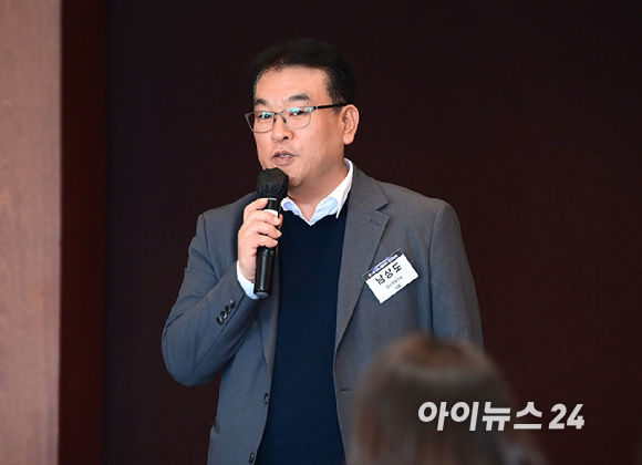 인터넷종합지 아이뉴스24와 기업&middot;정책 전문가들이 한자리에 모여 AI 기술 동향과 산업 협력의 방향을 함께 논의하는 'K-AI 이노베이터' 조찬모임이 14일 오전 서울 용산구 한남동 그랜드하얏트서울에서 열렸다. 남상도 미소정보기술 대표가 인사말을 하고 있다. [사진=정소희 기자]