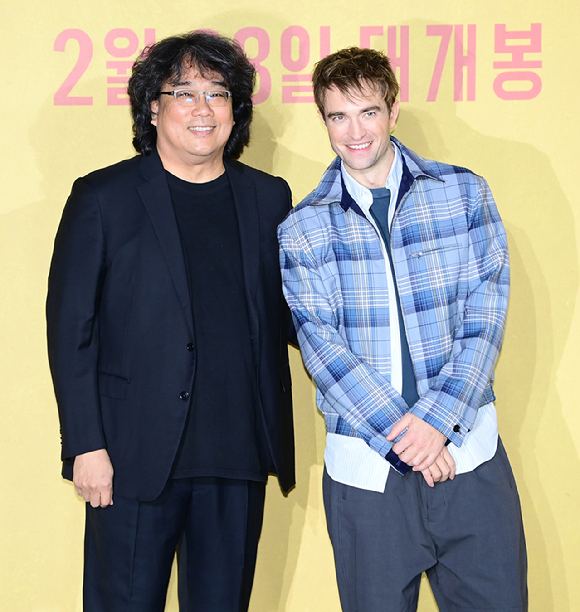 배우 로버트 패틴슨과 봉준호 감독이 20일 오전 서울 CGV 용산아이파크몰에서 열린 영화 '미키 17'(감독 봉준호) 내한 기자간담회에 참석하고 있다. [사진=정소희 기자]