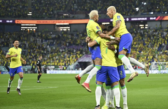 브라질 선수들이 6일(한국시간) 열린 한국과 2022 카타르월드컵 16강전에서 선제골을 넣은 뒤 환호하고 있다. [사진=뉴시스]