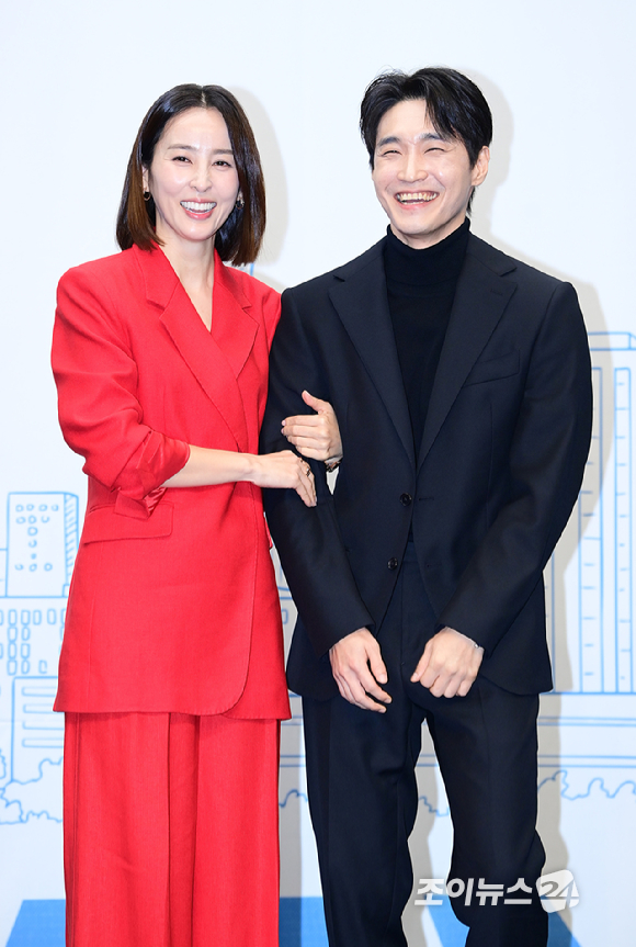 배우 한혜진과 장인섭이 10일 오후 서울 마포구 스탠포드호텔에서 열린 TV CHOSUN 새 월화드라마 '다음생은 없으니까' 제작발표회에 참석하고 있다. [사진=정소희 기자]