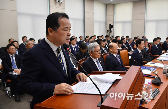 위철환 중앙선관위원장 직무대행이 26일 국회 행정안전위원회에서 열린 행정안전부, 중앙선거관리위원회 등에 대한 국정감사에서 인사말을 하고 있다. [사진=곽영래 기자]