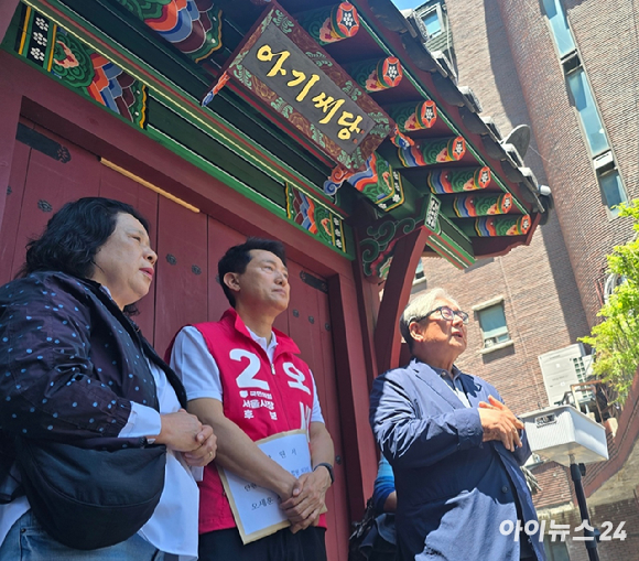 오세훈 국민의힘 서울시장 후보가 22일 서울 성동구 행당동 아기씨당 앞에서 열린 '행당 7구역 아기씨 굿당 피해 주민 현장간담회'에 참석했다. [사진=김한빈 기자]