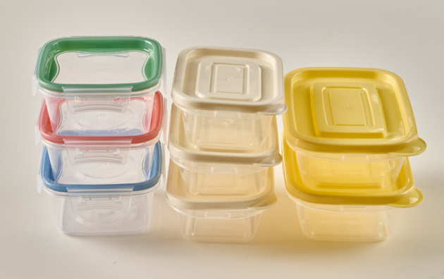 전자레인지 사용 과정에서 특정 용기와 포장재가 건강에 해로울 수 있다는 전문가의 지적이 나왔다. 사진은 전자레인지. [사진=Britannica]