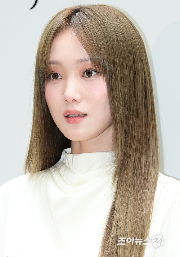 배우 이성경이 29일 오후 서울 강남구 청담 Villa 15에서 열린 론진 마스터 컬렉션 론칭 이벤트 행사에 참석하고 있다. [사진=정소희 기자]
