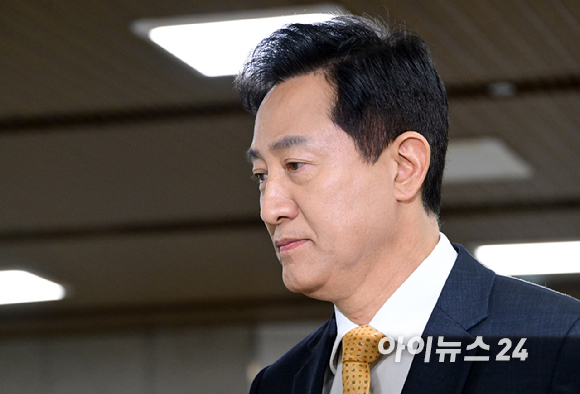'명태균 여론조사비 대납 의혹'으로 기소된 오세훈 서울시장이 2일 서초구 서울고등법원에서 열린 정치자금법 위반 혐의 항소심 결심공판에 출석하고 있다. [사진=곽영래 기자]