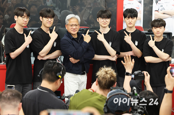 젠슨 황 엔비디아 최고경영자(CEO)가 5일 서울 마포구 서교동의 한 고깃집에서 최태원 SK회장, 구광모 LG회장, 이해진 네이버 의장과 삼겹살 회동을 하고 있다. [사진=곽영래 기자]