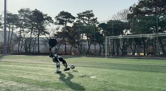 지난 2월 '한국로보컵오픈 2025' 휴머노이드 축구 부문 키즈 사이즈 종목 경기가 열리고 있다. [사진=변정욱씨 제공]