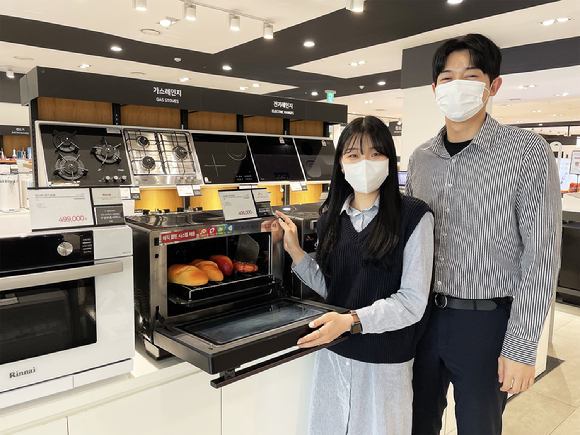 전자랜드 파워센터 용산본점에서 고객들이 전기오븐을 살펴보고 있다. [사진=전자랜드]
