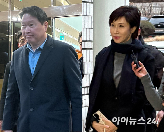 최태원 SK 회장(왼쪽)과 노소영 아트센터 나비 관장. [사진=권서아 기자]