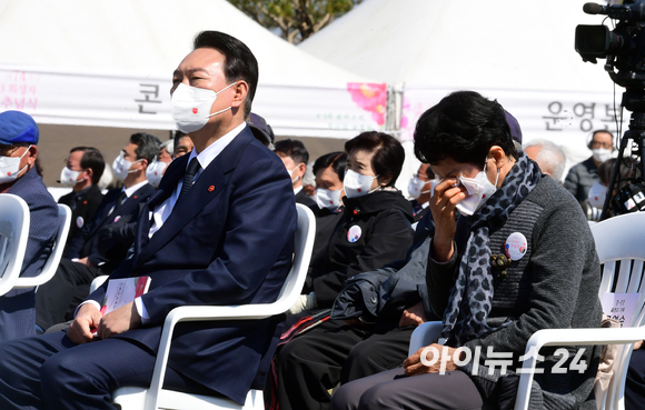 윤석열 대통령 당선인이 3일 제주4.3평화공원에서 열린 제 74회 4.3희생자 추념식에 참석한 가운데 희생자 가족이 눈물을 흘리고 있다. [사진=인수위사진기자단]