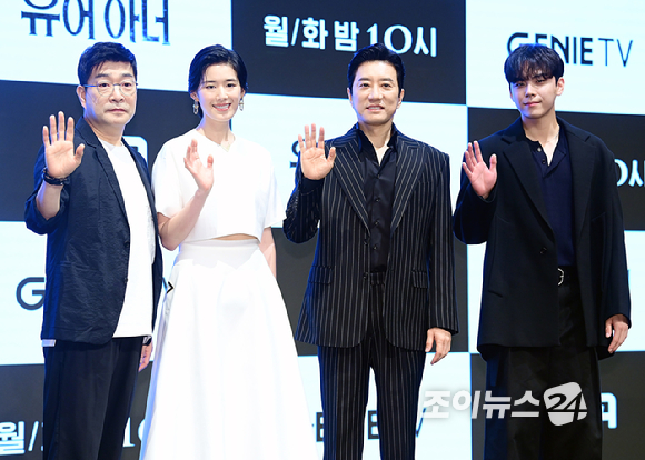 배우 손현주와 김명민이 12일 오후 서울 구로구 신도림동 더세인트에서 열린 지니 TV 새 오리지널 드라마 '유어 아너' 제작발표회에 참석하고 있다. [사진=정소희 기자]