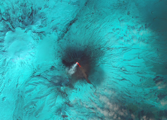 미국 항공우주국(NASA)이 촬영한 지난 2020년 4월 러시아 캄차카 반도의 클류쳅스카야 화산 가색상 사진 모습. [사진=연합뉴스]