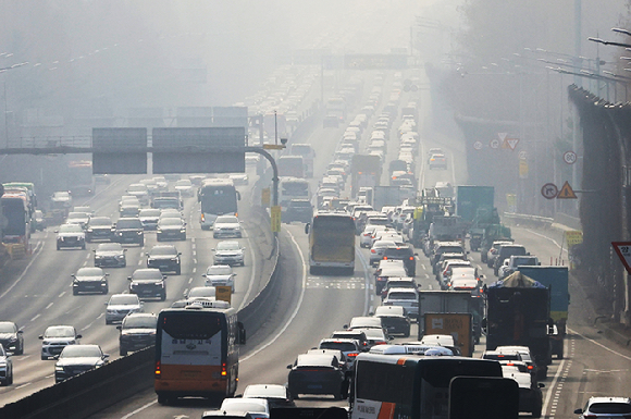 설 연휴 첫날인 14일 경부고속도로 서울 잠원 IC 인근이 서울을 빠져나가는 하행선 차량(오른편)으로 붐비고 있다. 2026.2.14 [사진=연합뉴스]