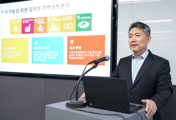 김동현 오토데스크코리아 대표가 13일 미디어 라운드테이블에서 '디지털화 통한 지속가능한 미래 가속화'를 위한 회사의 비전과 전략을 발표하고 있다. [사진=오토데스크코리아]