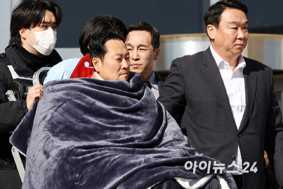 통일교&middot;공천헌금 '쌍특검'을 요구하며 8일째 단식을 진행 중인 장동혁 국민의힘 대표가 22일 서울 여의도 국회에서 단식을 중단하고 병원으로 이송되고 있다. [사진=곽영래 기자]