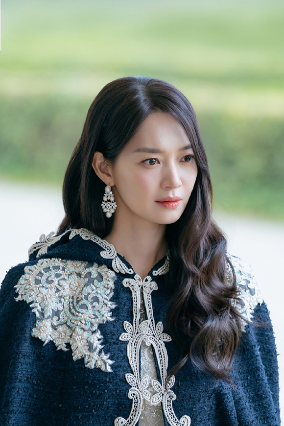 '재혼황후' 신민아 스틸 [사진=월트디즈니 컴퍼니 코리아]