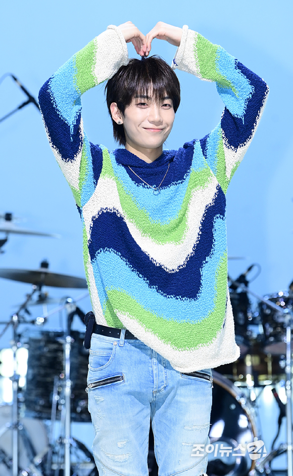 밴드 하이파이유니콘 엄태민이 13일 오후 서울 마포구 상암동 MBC 공개홀에서 열린 Hi-Fi Un!corn(하이파이유니콘) Single Album 'Teenage Blue' 발매 쇼케이스에 참석하고 있다. [사진=정소희 기자]