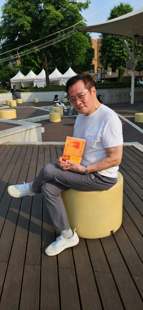 배우 임병기가 '천년의 그리움'을 출간, 도서를 들고 사진촬영을 하고 있다. [사진=임병기 본인]