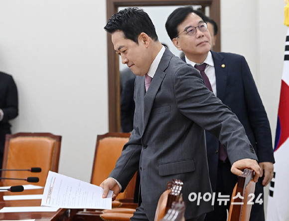 장동혁 국민의힘 대표가 4일 서울 여의도 국회에서 열린 최고위원회의에 참석하고 있다. [사진=곽영래 기자]