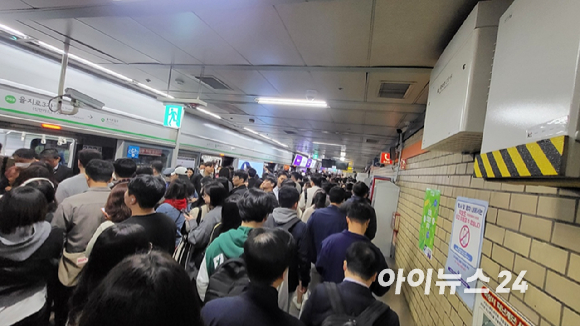 서울지하철 2호선 을지로3가역에서 출퇴근 시간에 시민들이 오르내리고 있다. [사진=정종오 기자]