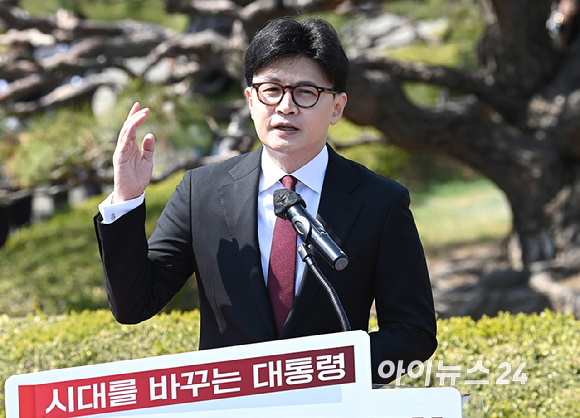 한동훈 국민의힘 전 대표가 10일 오후 서울 여의도 국회에서 제21대 대통령선거 출마 선언 기자회견을 하고 있다. [사진=곽영래 기자]