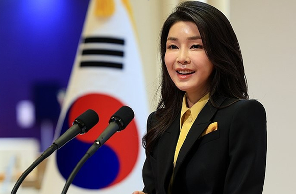 윤석열 전 대통령 배우자 김건희 여사가 제21대 대통령 선거일인 지난달 3일 서울 서초구 원명초등학교에 마련된 서초4동제3투표소에서 투표하기 위해 줄을 서고 있다. 2025.6.3 [사진=공동취재/연합뉴스]