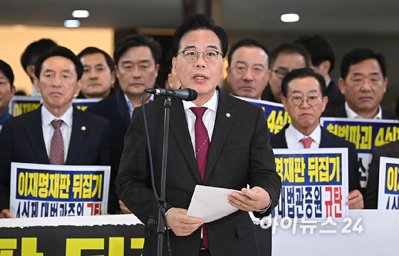 송언석 원내대표가 12일 서울 여의도 국회 로텐더홀에서 더불어민주당 규탄대회를 열고 규탄사를 하고 있다. [사진=곽영래 기자]