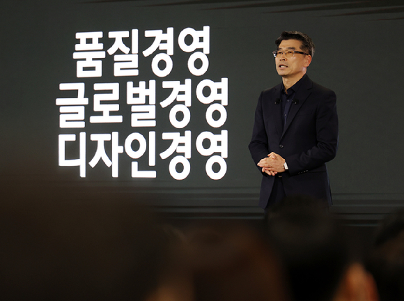 송호성 기아 대표이사 사장이 3일 오전 경기 광명시 기아 오토랜드 광명에서 열린 현대자동차그룹 2024년 신년회에서 국내 최초 전기차 전용공장을 소개하며 전동화 계획을 발표하고 있다. [사진=뉴시스]