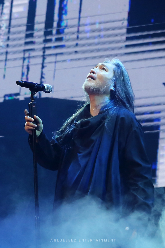 임재범이 40주년 콘서트 &lsquo;나는 임재범이다'에서 노래하고 있다. [사진=블루씨드엔터테인먼트 ]