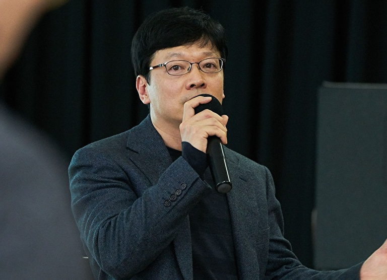 판교 스마일게이트 캠퍼스 사옥에서 열린 '2019 퓨처랩(Future Lab) 미래 교육 콘퍼런스'에서 권혁빈 스마일게이트 희망스튜디오 이사장이 발언하고 있다. [사진=스마일게이트]