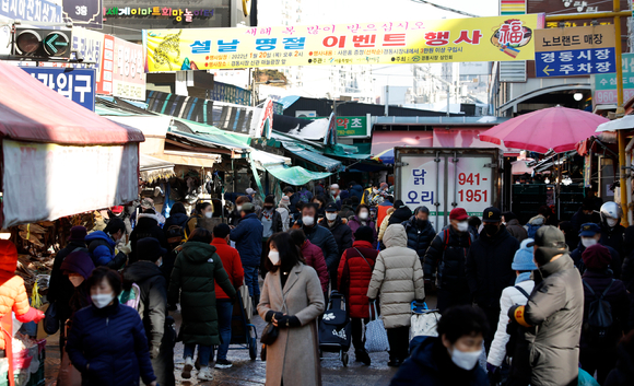 설 명절 연휴를 10여일 앞둔 지난 20일 오후 서울 동대문구 경동시장을 찾은 시민들이 장을 보고 있다. [사진=뉴시스]