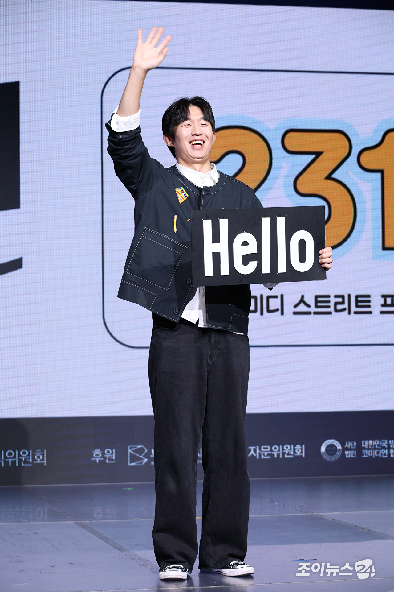 공연가 이석원이 24일 오후 서울 마포구 상암동 쇼킹케이팝센터에서 열린 '제14회 부산국제코미디페스티벌(BICF)' 기자회견에 참석해 축하공연 '231쇼'를 하고 있다. [사진=문수지 기자]