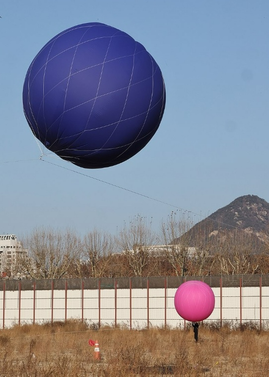 종묘 앞 세운4구역에 대형 풍선 [사진=연합뉴스 ]