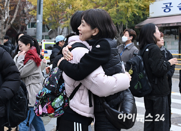 2026학년도 대학수학능력시험일인 13일 오전 서울 광진구 광남고등학교에서 한 수험생이 교문 앞에서 어머니의 응원을 받고 있다. [사진=사진공동취재단]