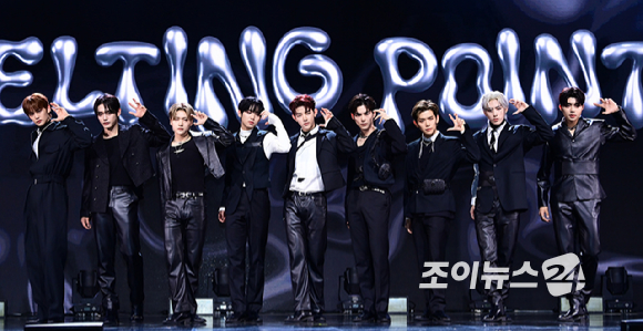 그룹 제로베이스원(ZEROBASEONE)이 5일 오후 서울 광진구 예스24라이브홀에서 열린 두 번째 미니앨범 '멜팅 포인트'(Melting Point) 발매 기념 쇼케이스에서 포토타임을 갖고 있다. [사진=정소희 기자]