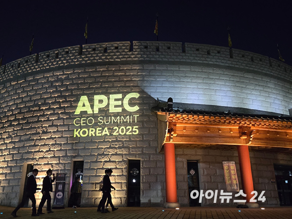 28일 경주 화랑마을 어울마당에서 국내외 주요인사들이 참여한 '2025 APEC CEO 서밋' 환영만찬이 진행되고 있다. [사진=박지은, 최란 기자]