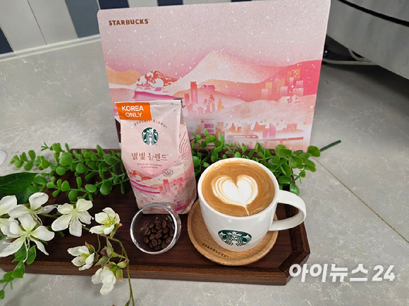 김윤하 스타벅스 21대 커피대사가 28일 서울 스타벅스 아카데미센터에서 열린 기자 간담회에서 '별빛 블렌드'를 소개하고 있다. [사진=전다윗 기자]