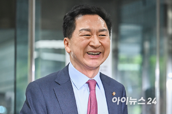 김건희 여사에게 선거 지원 대가로 260만원대 로저비비에 가방을 선물한 혐의로 기소된 김기현 국민의힘 의원이 22일 서울 서초구 서울중앙지법에서 열린 공판에 출석하고 있다. [사진=사진공동취재단]