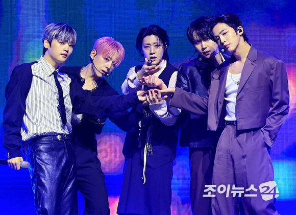 그룹 위아이가 29일 오후 서울 광진구 예스24라이브홀에서 열린 위아이(WEi) 여덟 번째 미니앨범 '원더랜드' 발매 기념 쇼케이스에 참석하고 있다. [사진=정소희 기자]