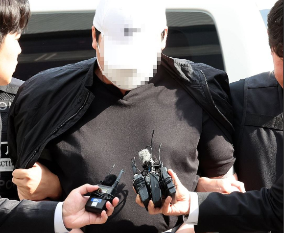 여자친구를 살해한 뒤 시신을 김치냉장고에 1년 가까이 보관한 40대 남성이 징역 30년을 확정받았다. 사진은 40대 남성 A씨. [사진=연합뉴스]