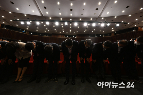 윤석열 제20대 대통령 당선인과 국민의힘 지도부가 10일 오후 서울 여의도 국회도서관 대강당에서 열린 국민의힘 선대본부 해단식을 마친 후 국민에게 감사인사를 하고 있다. [사진=김성진 기자]